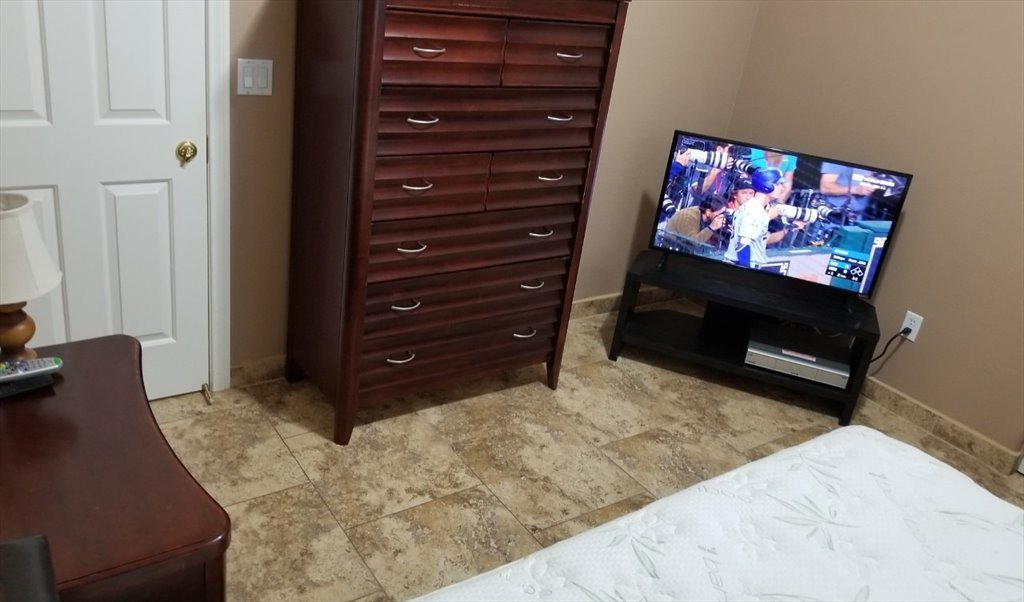 Furnished-garage/-near Strip/Airport/pool All Ston